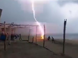 Trágico momento: dos personas pierden la vida tras ser alcanzadas por un rayo en playa mexicana (VIDEO)
