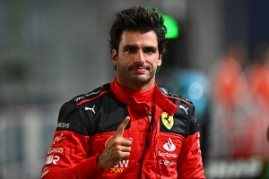 Sacudón en la F1: Carlos Sainz no seguirá en Ferrari después de 2024 tras llegada de Lewis Hamilton