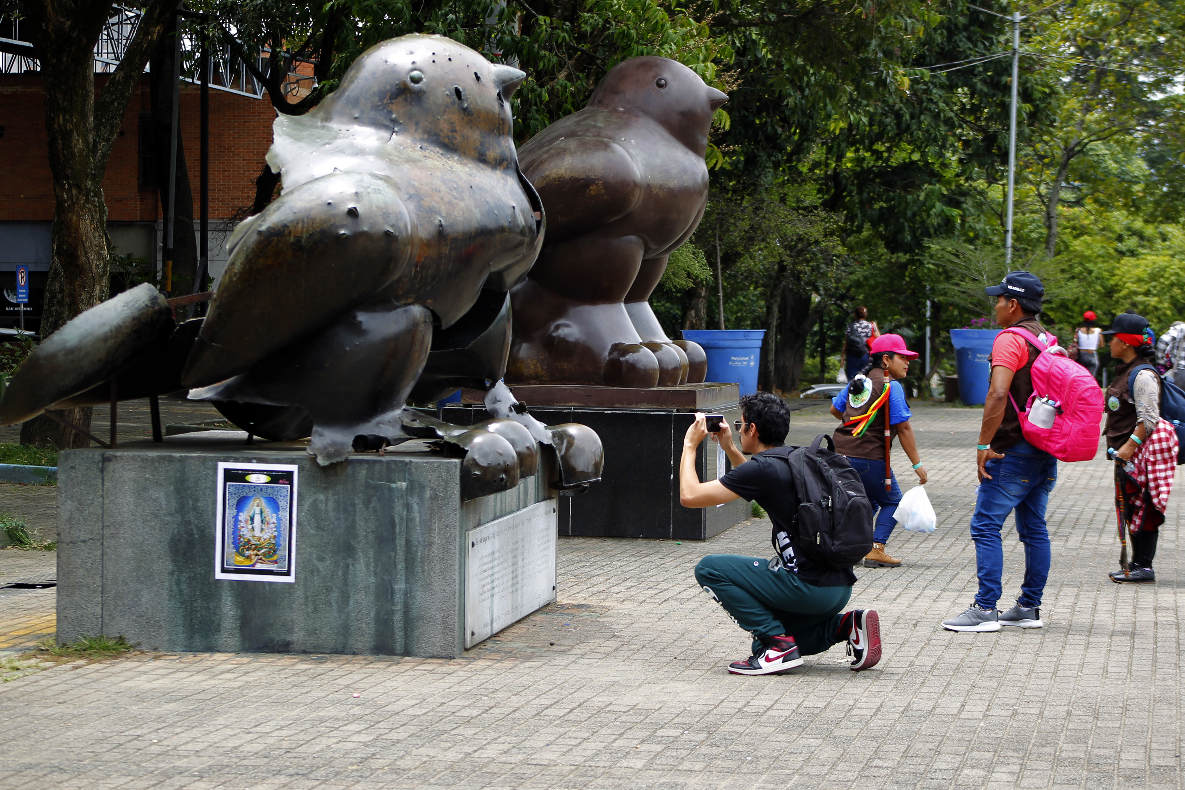 Escultura dinamitada de Botero se erige como cicatriz de la guerra en Colombia (Fotos)