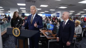 Biden, de nuevo: protagoniza varios momentos incómodos durante discurso por huracán Idalia (VIDEOS)