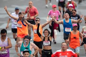 Escándalo en el maratón de México: investigan a más de 11 mil corredores por hacer trampa para llegar a la meta
