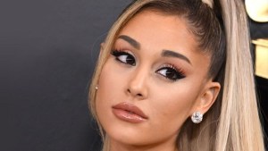 “Me escondía detrás de la belleza”: la confesión de Ariana Grande sobre el uso de bótox
