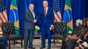 El nuevo despiste de Biden: dejó a Lula con la mano tendida (VIDEO)