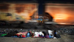 México endurece las medidas para evitar que migrantes viajen en trenes de mercancías