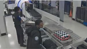 VIDEO: captaron a oficiales de seguridad del aeropuerto de Miami robando a los pasajeros