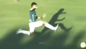 EN VIDEO: la brutal patada voladora de un futbolista hondureño con la que golpeó a dos ex compañeros al mismo tiempo