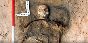Terror en Polonia: encontraron un cadáver de 400 años de antigüedad encadenado a su tumba