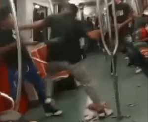 “Lluvia de caramelos”: buhoneros ambulantes usaron vagón del Metro de Caracas como cuadrilátero (Video)