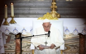 El papa Francisco reiteró su “no” a la eutanasia: en el cierre de su visita a Francia afirmó que “no se juega con la vida”