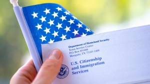 ¿Buscas convertirte en ciudadano de EEUU? La manera en la que puedes pedir un perdón de pago