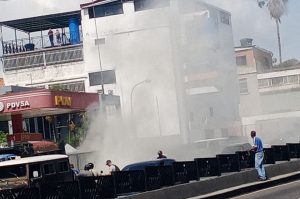 Camioneta se incendió en la estación de servicio de la avenida Sucre de Catia este #3Sep (VIDEO)