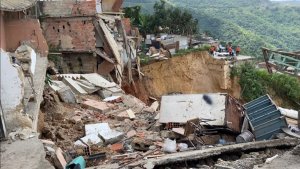 EN IMÁGENES: decenas de personas afectadas tras el desplome de viviendas por las fuertes lluvias en Petare
