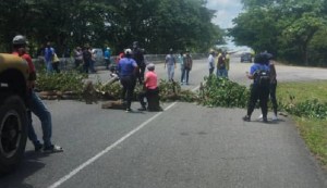 Encapuchados trancan la vía para sabotear la ruta de María Corina Machado a Guanare #14Sep (Video)
