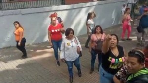 Simpatizantes del Psuv golpearon a maestras que protestaban en la Plaza Morelos de Caracas #15Sep (Video)