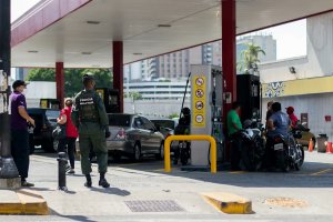 Escasez de gasolina pincha la burbuja de “estabilidad” que vivía Caracas