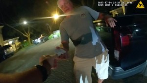Reconocido fiscal de EEUU, pasado de tragos, “chapeó” ante policía durante arresto tras provocar accidente (VIDEO)