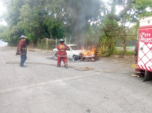 Se incendió un vehículo en la Autopista Gran Mariscal de Ayacucho (FOTOS)
