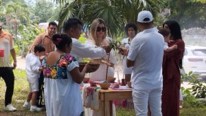Hetzmek, el ritual maya con el que una familia venezolana bautizó a su hijo en México