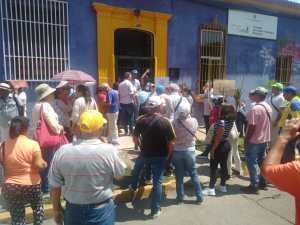 “El salario mínimo solo alcanza para comprar unas canillas”: Trabajadores públicos protestaron en Anzoátegui