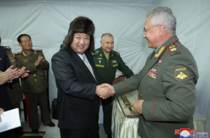Kim Jong-un terminó su visita a Rusia con regalos: recibió cinco drones explosivos y un chaleco antibalas
