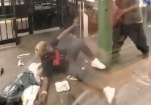 Imágenes sensibles: Le dio una golpiza brutal a una anciana con su propio bastón en el metro de Nueva York