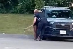 Captan nuevo VIDEO del policía de EEUU que hizo “el delicioso” con una mujer en su patrulla