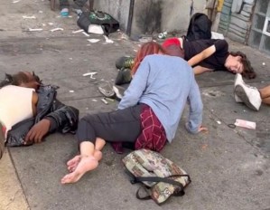 Impactante VIDEO muestra adictos parecidos a zombies en la “zona cero” de la epidemia en Filadelfia