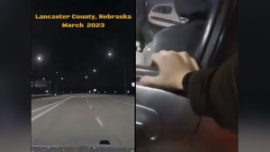 Ebrio condujo en sentido contrario en autopista de Nebraska y lo que hizo luego sorprendió a los policías
