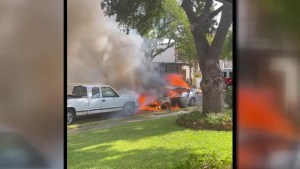 Mujer realiza increíble rescate de un hombre paralítico atrapado en un carro que se incendiaba en Texas (VIDEO)