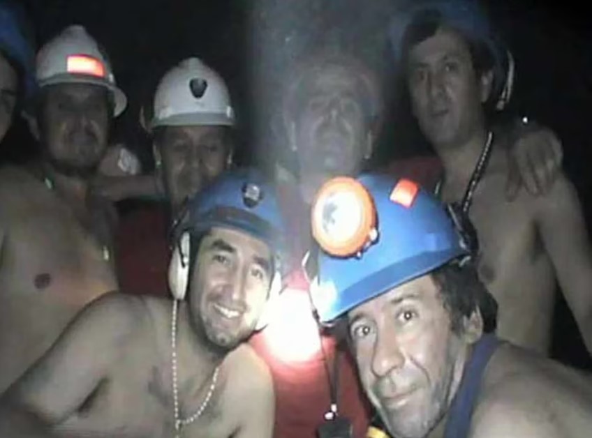 Los mineros chilenos que estuvieron 68 días atrapados ganaron un juicio al Estado 13 años después: cuánto cobrará cada uno