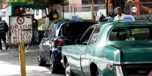 Taxistas venezolanos se resisten a afiliarse a las aplicaciones populares (Video)