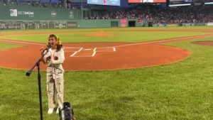 Niña venezolana cantó el himno de EEUU en el Fenway Park previo al partido entre Medias Rojas y Yankees (VIDEO)