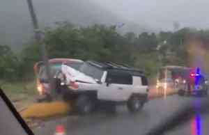Una camioneta colisionó contra un poste en la autopista Caracas – La Guaira este #24Sep (VIDEO)