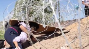 VIDEO: Familia venezolana arriesga la vida de su hija para cruzar los alambres de púas en la frontera de EEUU