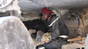 “La gente todavía está bajo las piedras”: las desesperadas labores de rescate tras el devastador terremoto en Marruecos