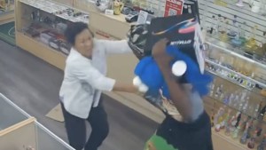 VIDEO: Mujer terminó en el hospital al ser golpeada brutalmente por ladrón en Nueva York