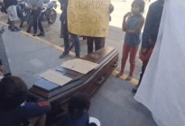 Insólita denuncia por mala praxis: llevaron el ataúd con la muerta a la guardia del hospital (VIDEO)