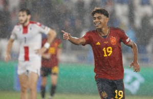 Lamine Yamal: La nueva joya del fútbol que se convierte en el goleador y debutante más joven con España