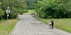 Las FOTOS de Google Street que muestran a un hombre llevando a un presunto cadáver