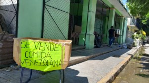 Migrantes abren comedor con comida venezolana en México