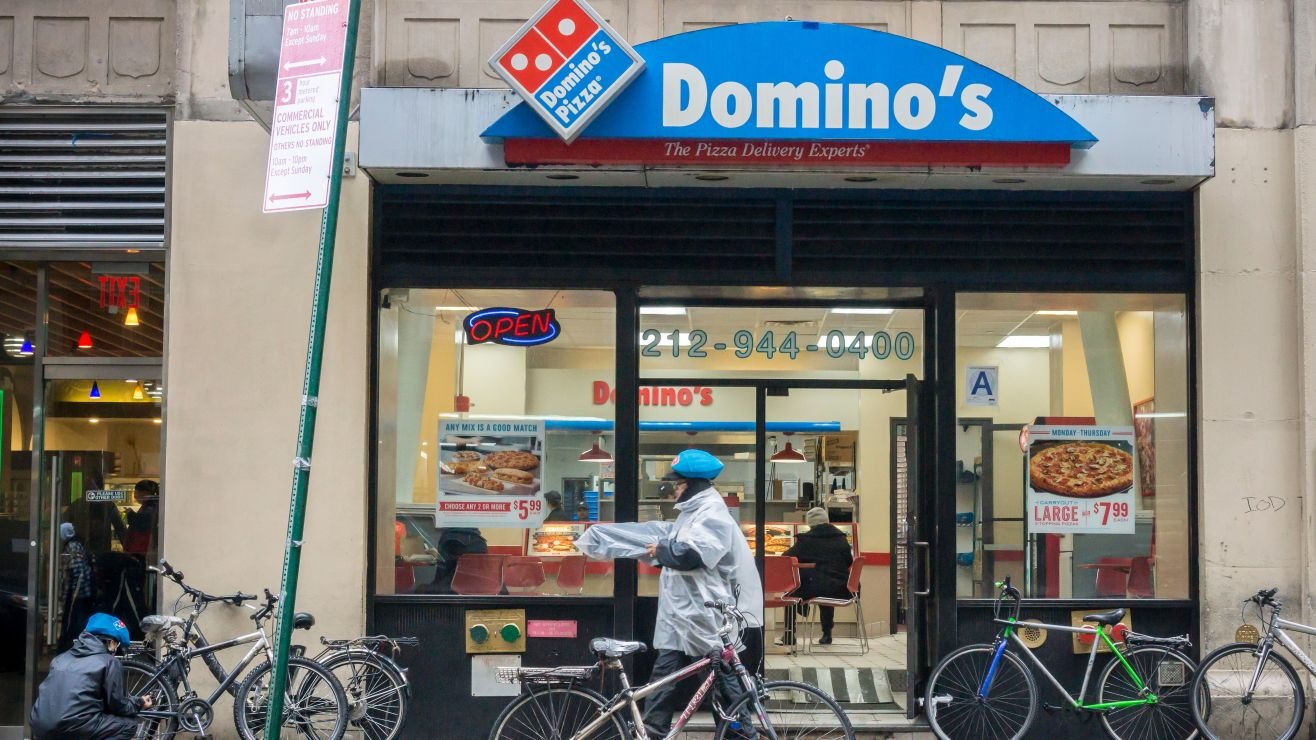 Repartidora de Domino’s Pizza en EEUU revela cuánto dinero gana en propinas durante el turno nocturno (VIDEO)