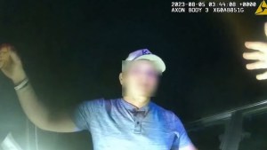 “Necesito un abrazo”: La policía lo paró en Kansas y regresó a casa con una sesión de terapia (VIDEO)