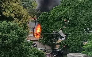 Un carro se incendió dentro de la bomba de La Rinconada este #24Sep (FOTO)