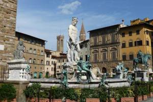 Turista provoca daños en la estatua de Neptuno de Florencia tras subirse para hacerse un selfie (FOTO)