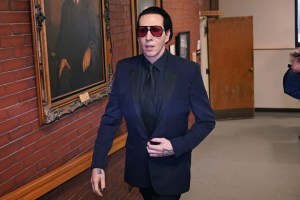 Marilyn Manson se sacudió los mocos sobre una camarógrafa y recibió un duro castigo