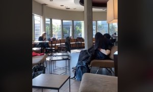 “Ni Christian Grey se animó a tanto”: Los pillaron in fraganti en un momento íntimo en medio de una cafetería (VIDEO)