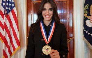 MichellRoxana Castellanos recibió una medalla de Honor otorgada por el Presidente de Estados Unidos 