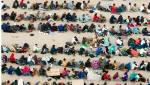 Cientos de migrantes, la mayoría venezolanos, duermen en las calles de El Paso: Cifra podría aumentar mucho más
