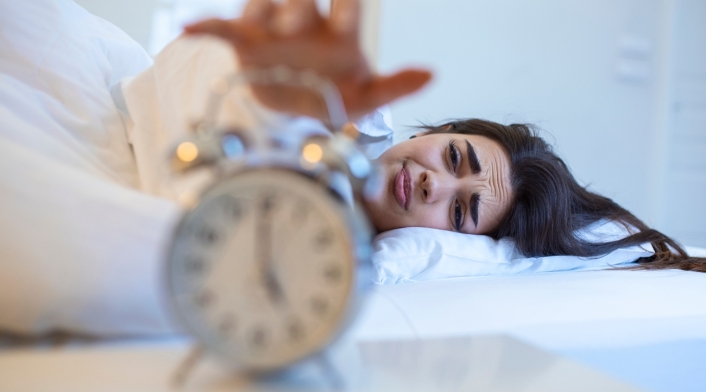 ¿Pone más de una alarma para despertarse o la pospone muchas veces? Los graves riesgos de hacerlo