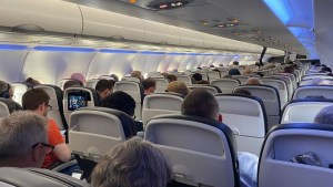 Compraron los “mejores asientos” del avión, pero al verlos se llevaron una desagradable sorpresa (VIDEO)